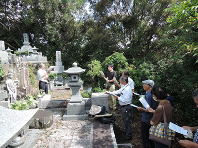 牧師の司式によりキリスト教式で墓前祭が執り行われる