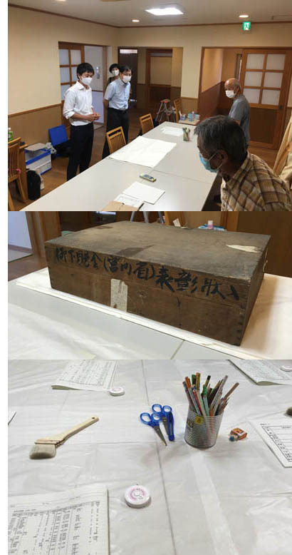 写真・上：作業開始前に城博職員の説明を受ける参加者。写真・中：今回、整理する事になった木箱。写真・下：ハケ、メジャー、筆記用具など調査に使用する道具が机上に並んでいる