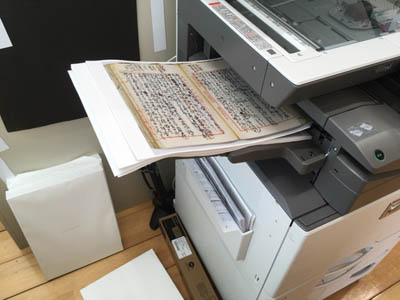 コピー機から複写された日誌がどんどん排出されている写真。