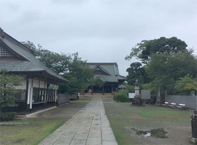 宗吾霊堂の境内。左手に社務所、奥には本堂が見える