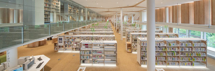 オーテピアのエスカレーターから撮影したオーテピア館内の写真。向こうの壁が見えないほどたくさん本棚が並んでいる。