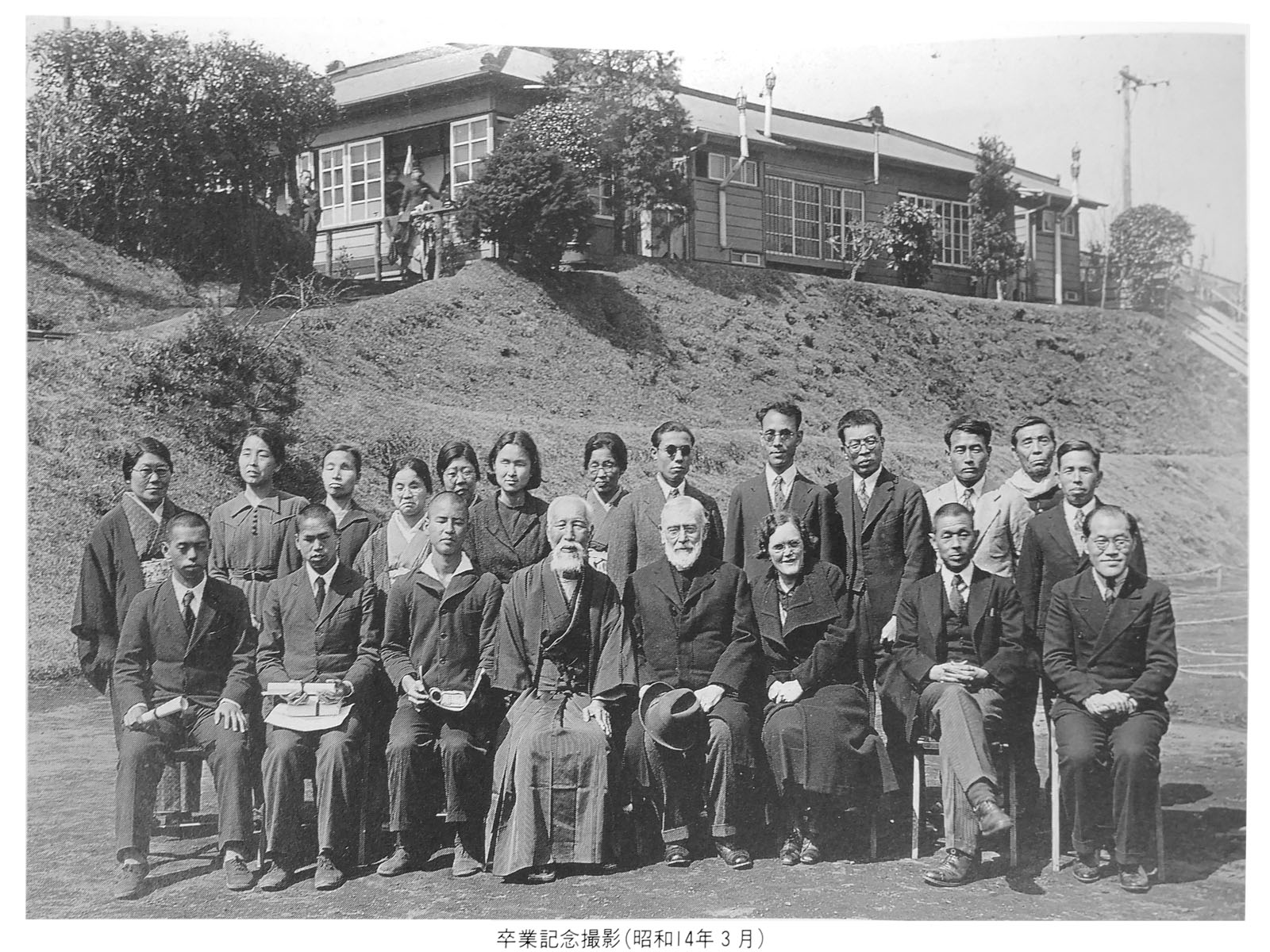 ���l�P�Ӊ@�̎ʐ^�ł��B�ʐ^�̉��ɕ��������ƋL�O�B�e�i���a�P�S�N�R���j�Ɠ����Ă��܂��B�ʐ^�������ɍ��|�����Y�A�E�Ƀh���[�p�[�v�Ȃ������Ă��܂��B�w�i�ɂ͂��������₩�ȋu�ɂȂ��Ă��āA���̏�ɍZ�ɂ������܂��B�Z�ɂ̑�����͎B�e�̗l�q�����������q�ǂ��̎p�������܂��B